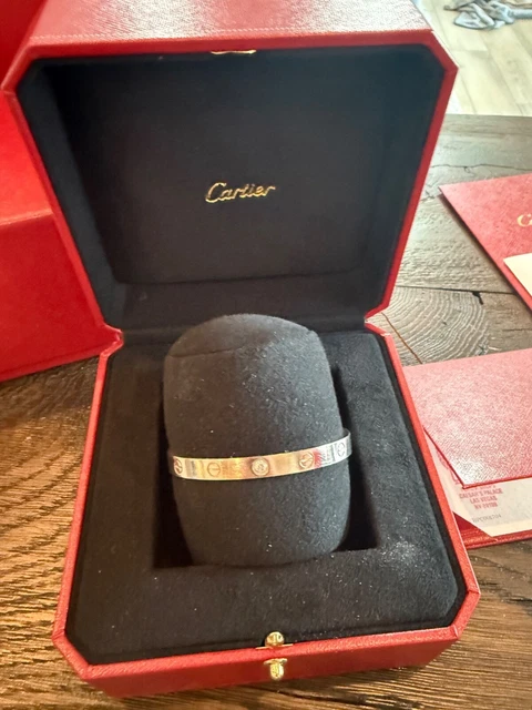 Cartier-Love-Cuff-18K-White-Gold-with-DIamond-4.webp Manchette Cartier Love, or blanc 18 carats avec diamant, taille 17