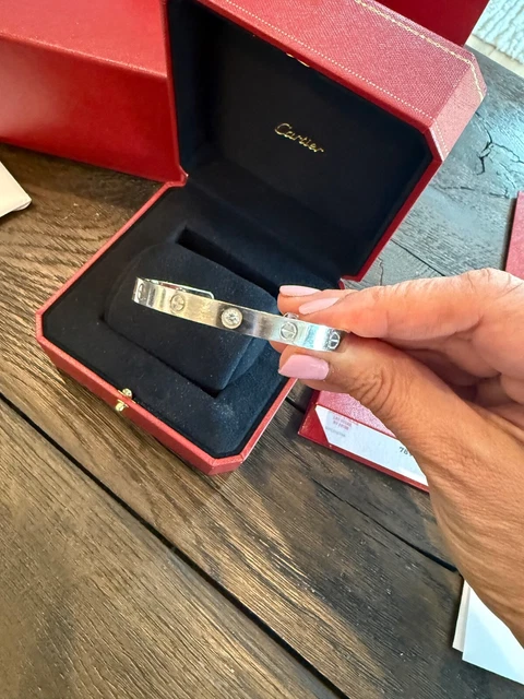 Cartier-Love-Cuff-18K-White-Gold-with-DIamond-6.webp Manchette Cartier Love, or blanc 18 carats avec diamant, taille 17