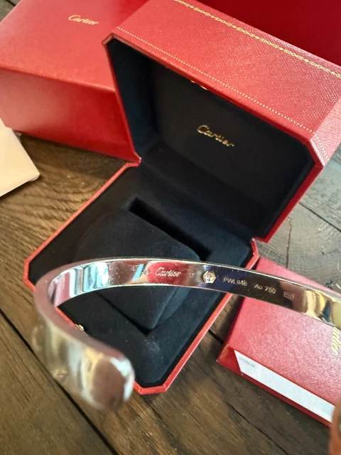 Cartier-Love-Cuff-18K-White-Gold-with-DIamond-8.webp Manchette Cartier Love, or blanc 18 carats avec diamant, taille 17