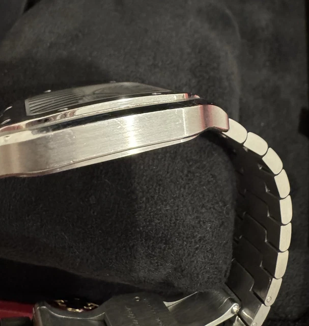 Cartier-Santos-de-Cartier-Medium-Stainless-Steel-WSSA0029-24.webp Montre Cartier Santos de Cartier Medium en acier inoxydable WSSA0029, coffret et papiers