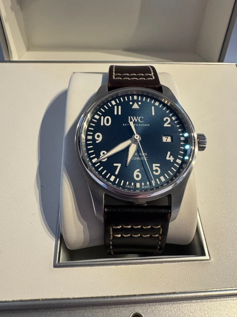 IWC-IW327010-Le-Petit-Prince-Mark-XVIII-Pilots.webp Montre d'aviateur IWC IW327010 Le Petit Prince Mark XVIII - Cadran bleu - Automatique