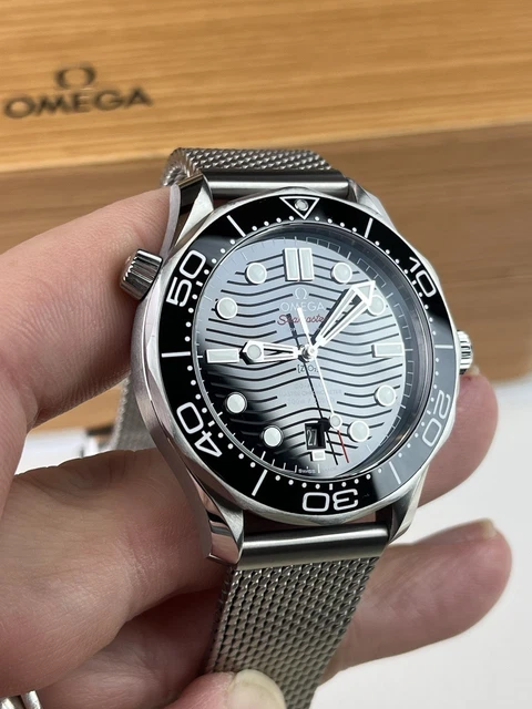 OMEGA-Seamaster-Diver-300M-21030422001001-Upgraded-OEM-Mesh-1.webp Bracelet en maille OEM amélioré pour OMEGA Seamaster Diver 300M 210.30.42.20.01.001