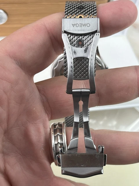 OMEGA-Seamaster-Diver-300M-21030422001001-Upgraded-OEM-Mesh-11.webp Bracelet en maille OEM amélioré pour OMEGA Seamaster Diver 300M 210.30.42.20.01.001