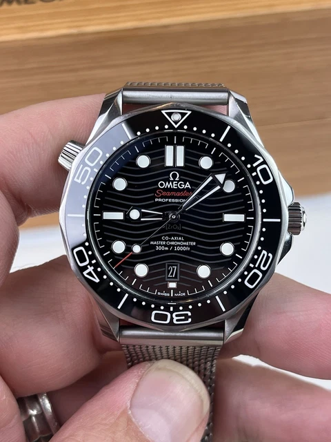 OMEGA-Seamaster-Diver-300M-21030422001001-Upgraded-OEM-Mesh-2.webp Bracelet en maille OEM amélioré pour OMEGA Seamaster Diver 300M 210.30.42.20.01.001