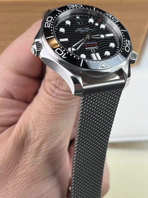 OMEGA-Seamaster-Diver-300M-21030422001001-Upgraded-OEM-Mesh-6.webp Bracelet en maille OEM amélioré pour OMEGA Seamaster Diver 300M 210.30.42.20.01.001