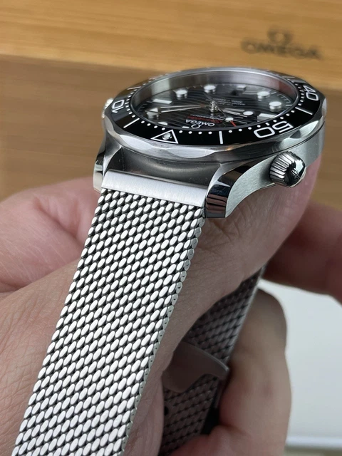 OMEGA-Seamaster-Diver-300M-21030422001001-Upgraded-OEM-Mesh-7.webp Bracelet en maille OEM amélioré pour OMEGA Seamaster Diver 300M 210.30.42.20.01.001