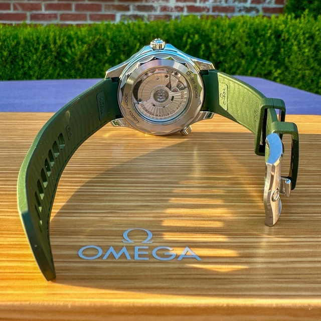 Omega Seamaster Diver 300M Vert Algue 42 mm 2023 Coffret complet 210.32.42.20.10.001