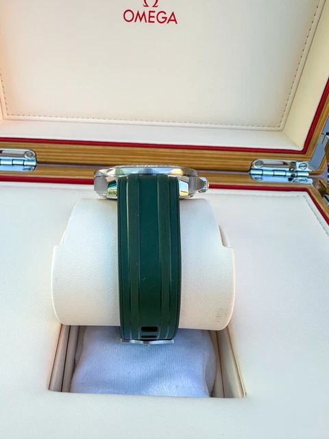 Omega Seamaster Diver 300M Vert Algue 42 mm 2023 Coffret complet 210.32.42.20.10.001