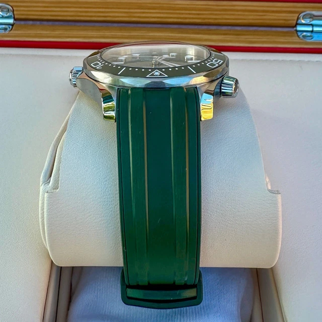 Omega Seamaster Diver 300M Vert Algue 42 mm 2023 Coffret complet 210.32.42.20.10.001