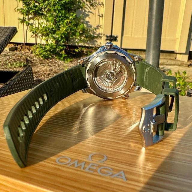 Omega Seamaster Diver 300M Vert Algue 42 mm 2023 Coffret complet 210.32.42.20.10.001