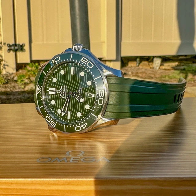 Omega Seamaster Diver 300M Vert Algue 42 mm 2023 Coffret complet 210.32.42.20.10.001