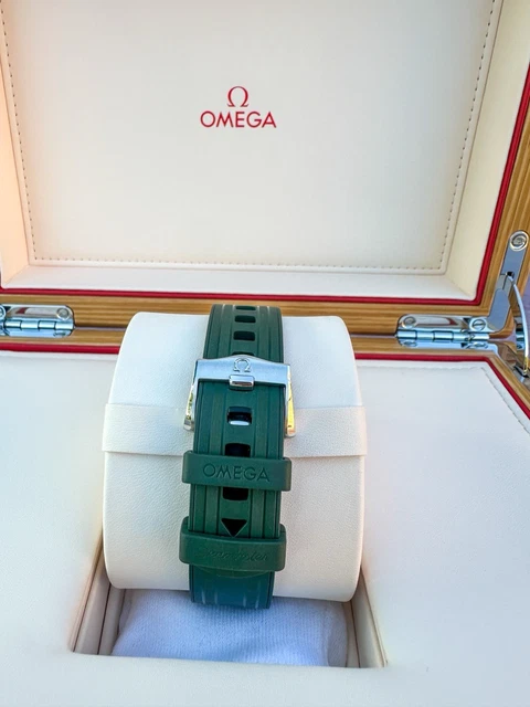 Omega Seamaster Diver 300M Vert Algue 42 mm 2023 Coffret complet 210.32.42.20.10.001