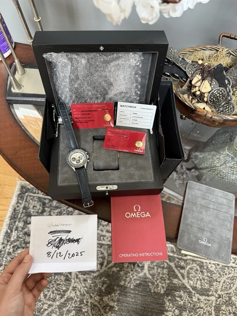 Omega-Speedmaster-CK2998-Limited-Edition-Blue-Panda-18.webp Omega Speedmaster CK2998 Édition limitée « Blue Panda » - Coffret complet