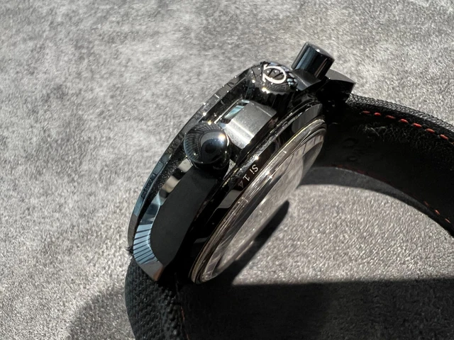 Omega-Speedmaster-Darkside-of-the-Moon-Complete-with-13.webp Omega Speedmaster Darkside of the Moon complète avec boîte et papiers