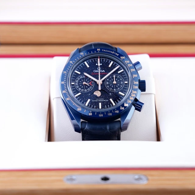 Omega-Speedmaster-Moonphase-Ceramic-Blue-Dial-Aventurine-1.webp Omega Speedmaster Moonphase Céramique Cadran Bleu Aventurine - 304.93.44.52.03.002
