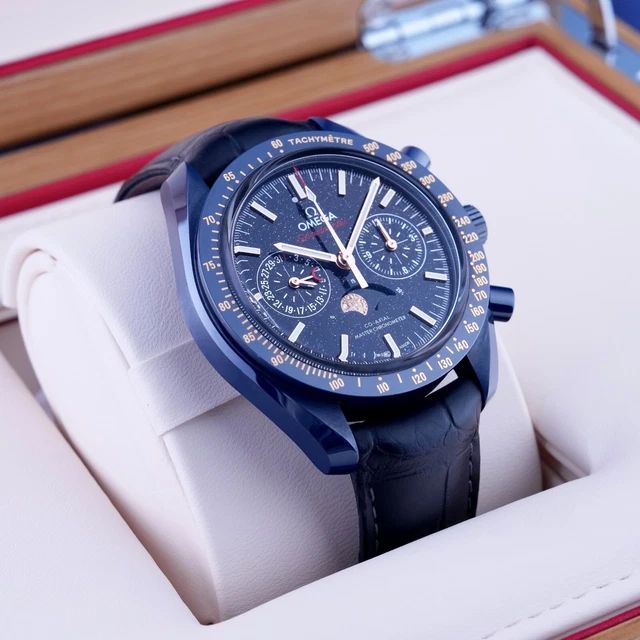 Omega-Speedmaster-Moonphase-Ceramic-Blue-Dial-Aventurine-2.webp Omega Speedmaster Moonphase Céramique Cadran Bleu Aventurine - 304.93.44.52.03.002