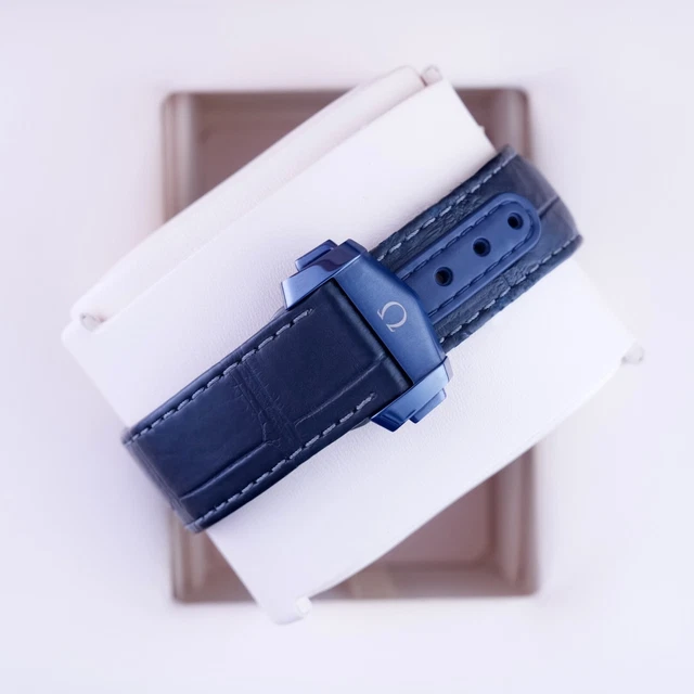 Omega-Speedmaster-Moonphase-Ceramic-Blue-Dial-Aventurine-6.webp Omega Speedmaster Moonphase Céramique Cadran Bleu Aventurine - 304.93.44.52.03.002