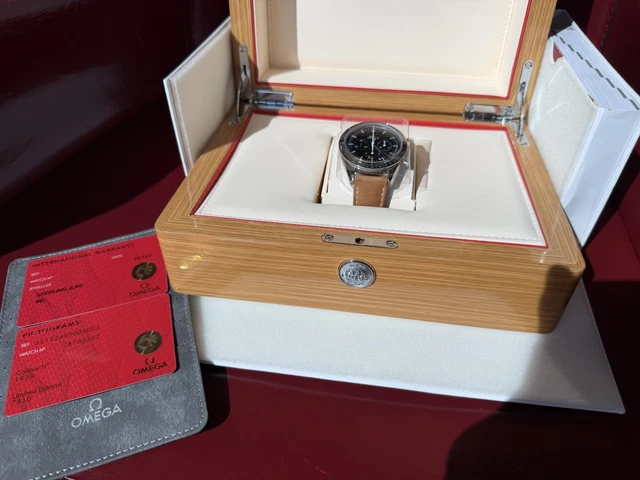 Omega-Speedmaster-Moonwatch-First-Omega-in-Space-Watch-3.webp Omega Speedmaster Moonwatch Première montre Omega dans l'espace Édition limitée État neuf Portée deux fois