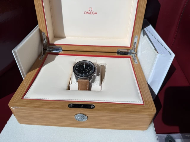 Omega-Speedmaster-Moonwatch-First-Omega-in-Space-Watch-4.webp Omega Speedmaster Moonwatch Première montre Omega dans l'espace Édition limitée État neuf Portée deux fois