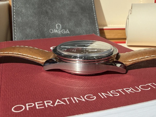 Omega-Speedmaster-Moonwatch-First-Omega-in-Space-Watch-5.webp Omega Speedmaster Moonwatch Première montre Omega dans l'espace Édition limitée État neuf Portée deux fois