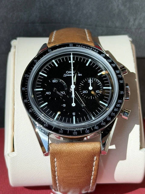 Omega-Speedmaster-Moonwatch-First-Omega-in-Space-Watch.webp Omega Speedmaster Moonwatch Première montre Omega dans l'espace Édition limitée État neuf Portée deux fois