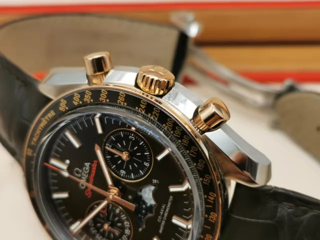 Omega-Speedmaster-Moonwatch-Moonphase-30423445213001-SET-COMPLETO-BP-1.webp Omega Speedmaster Moonwatch Moonphase 30423445213001 Coffret complet B&P 2022