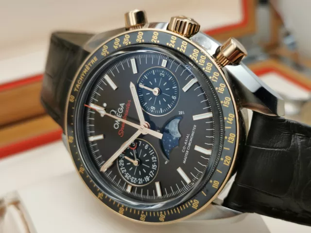 Omega-Speedmaster-Moonwatch-Moonphase-30423445213001-SET-COMPLETO-BP-3.webp Omega Speedmaster Moonwatch Moonphase 30423445213001 Coffret complet B&P 2022