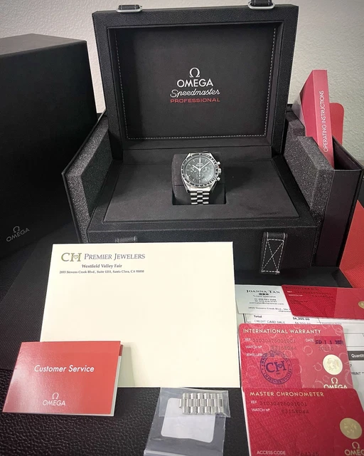 Omega-Speedmaster-Professional-Hesalite-Moonwatch-Comp-Set-31030425001001-9.webp Omega Speedmaster Professional Hesalite Moonwatch. Coffret cadeau. 310.30.42.50.01.001