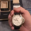 Montre de luxe pour homme Panerai Luminor - PAM01367. Neuve, jamais portée, avec boîte et papiers. Date de sortie : octobre 2025.