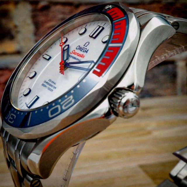 RARE-OMEGA-Bond-Seamaster-Diver-300M-Commanders-Watch-White-Blue-Red-10.webp RARE OMEGA Bond Seamaster Diver 300M Commander's Watch/Blanc/Bleu/Rouge/ Bracelet