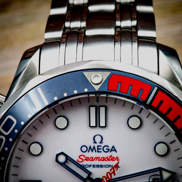 RARE-OMEGA-Bond-Seamaster-Diver-300M-Commanders-Watch-White-Blue-Red-13.webp RARE OMEGA Bond Seamaster Diver 300M Commander's Watch/Blanc/Bleu/Rouge/ Bracelet