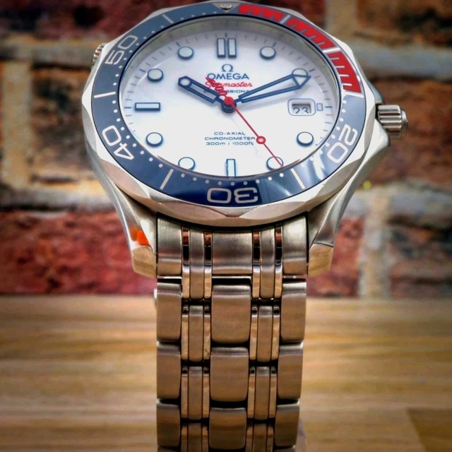 RARE-OMEGA-Bond-Seamaster-Diver-300M-Commanders-Watch-White-Blue-Red-14.webp RARE OMEGA Bond Seamaster Diver 300M Commander's Watch/Blanc/Bleu/Rouge/ Bracelet