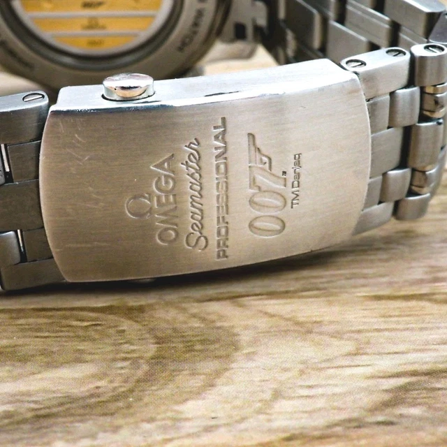 RARE-OMEGA-Bond-Seamaster-Diver-300M-Commanders-Watch-White-Blue-Red-17.webp RARE OMEGA Bond Seamaster Diver 300M Commander's Watch/Blanc/Bleu/Rouge/ Bracelet