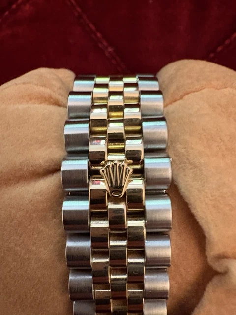Rolex-Datejust-With-Gold-Diamonds-Under-10.webp Rolex Datejust en or et diamants. Sous garantie. Très impressionnante.