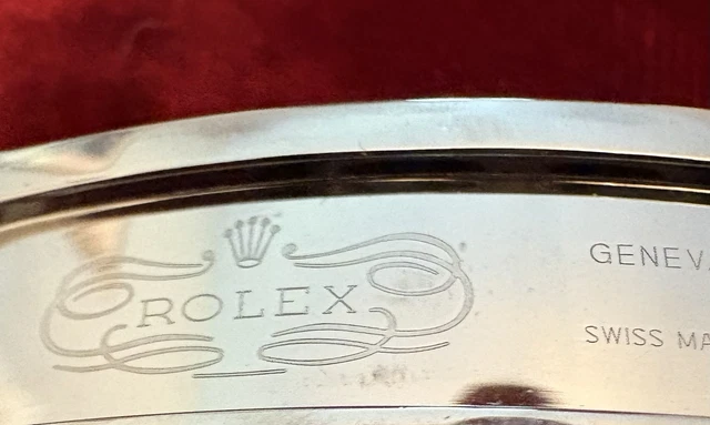 Rolex-Datejust-With-Gold-Diamonds-Under-17.webp Rolex Datejust en or et diamants. Sous garantie. Très impressionnante.