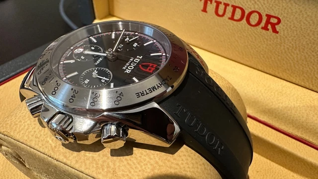 TUDOR-Model-20300-Sport-Chronograph (1) TUDOR Modèle 20300 - Chronographe Sport + Boîte et Papiers -