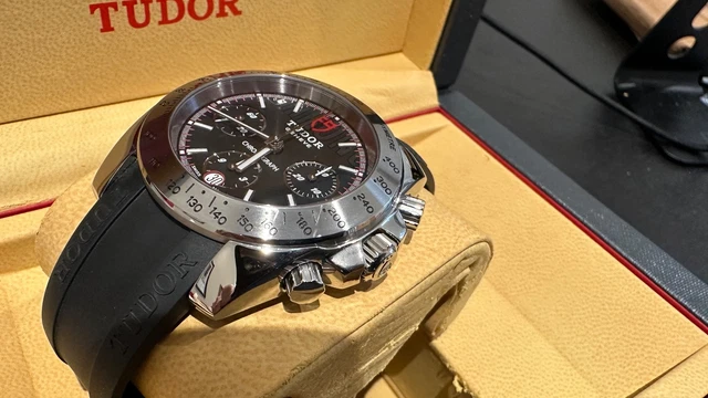 TUDOR-Model-20300-Sport-Chronograph (2) TUDOR Modèle 20300 - Chronographe Sport + Boîte et Papiers -