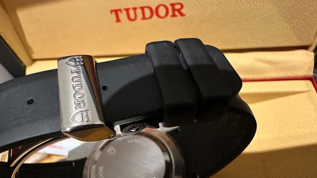TUDOR-Model-20300-Sport-Chronograph (4) TUDOR Modèle 20300 - Chronographe Sport + Boîte et Papiers -