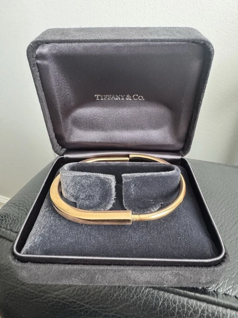 Bracelet jonc Tiffany & Co. à fermoir cadenas, or rose 18 carats, 31,8 grammes