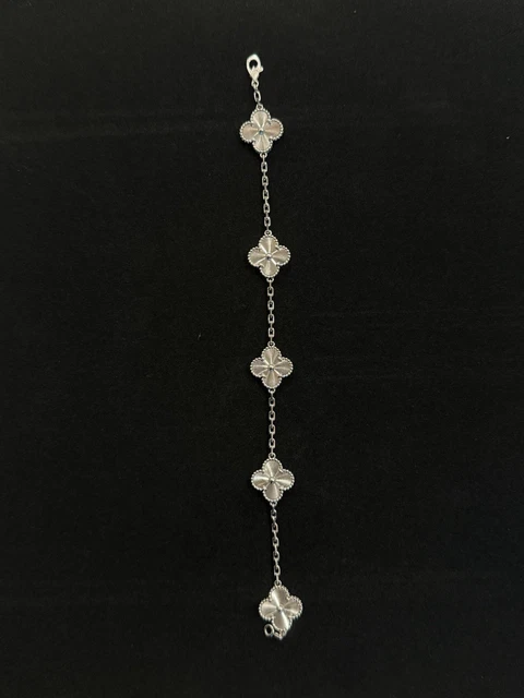 Bracelet Van Cleef & Arpels Alhambra vintage en or blanc 18 carats guilloché, 5 motifs