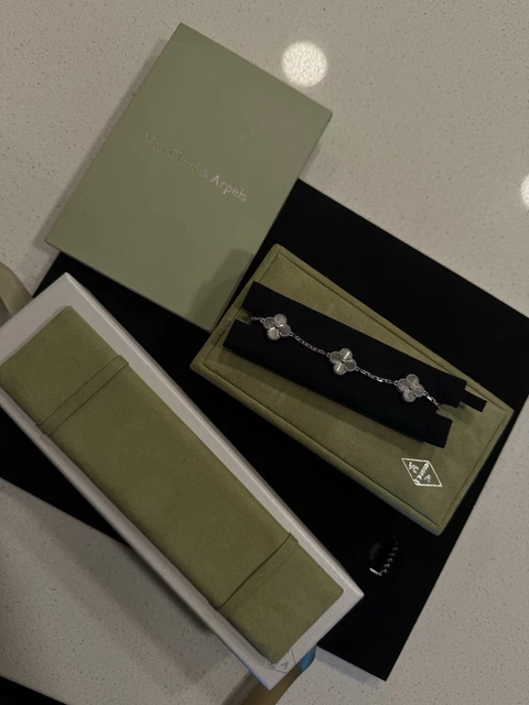 Bracelet Van Cleef & Arpels Alhambra vintage en or blanc 18 carats guilloché, 5 motifs