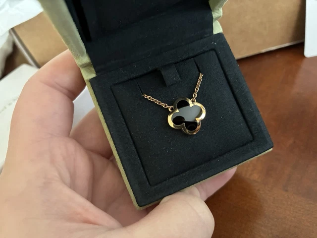 Collier pendentif en or et onyx Pure Alhambra de Van Cleef & Arpel