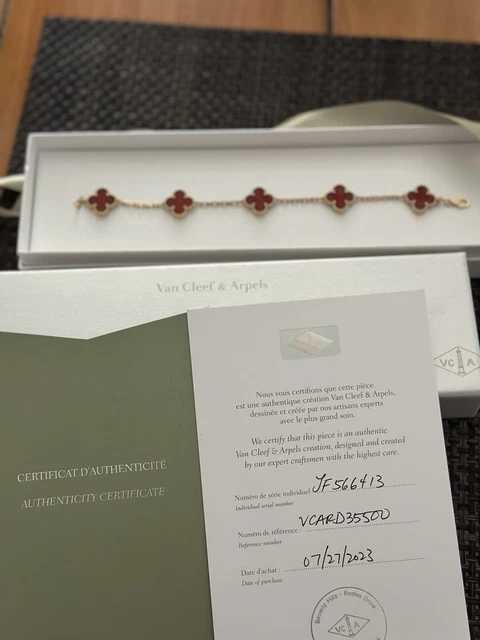 Van-Cleef-Arpels-18K-Yellow-Gold-Carnelian-4.webp Van Cleef & Arpels : Bracelet Alhambra Vintage en or jaune 18 carats et cornaline à 5 motifs