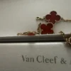 Van Cleef & Arpels : Bracelet Alhambra Vintage en or jaune 18 carats et cornaline à 5 motifs