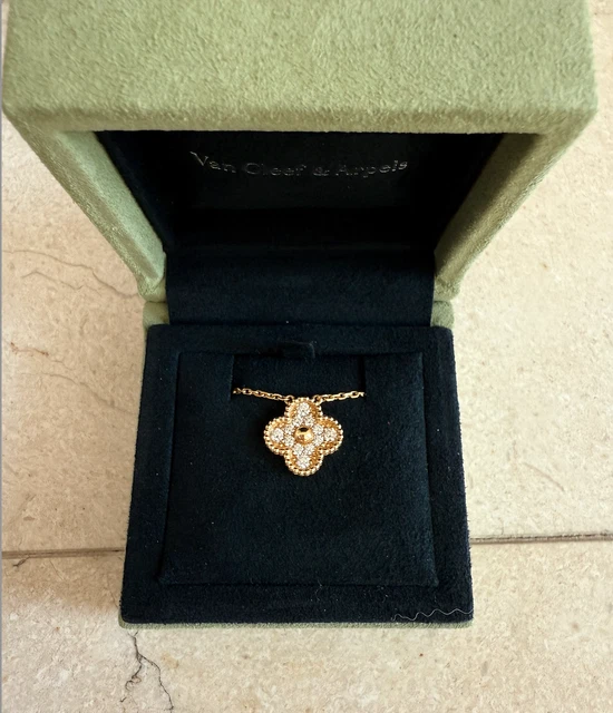 Collier pendentif vintage Alhambra en or jaune 18 carats et diamants Van Cleef & Arpels