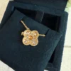 Collier pendentif vintage Alhambra en or jaune 18 carats et diamants Van Cleef & Arpels