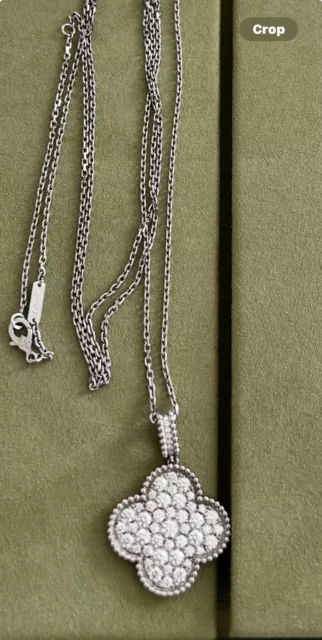 Collier long motif Magic Alhambra 1 de Van Cleef & Arpels en or blanc et diamants