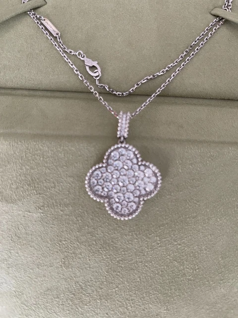 Collier long motif Magic Alhambra 1 de Van Cleef & Arpels en or blanc et diamants