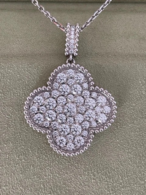 Collier long motif Magic Alhambra 1 de Van Cleef & Arpels en or blanc et diamants