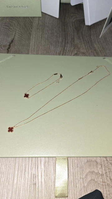 Van-Cleef-Arpels-Mini-Red-Alhambra-5.webp Collier et bracelet Van Cleef & Arpels Mini Alhambra rouge